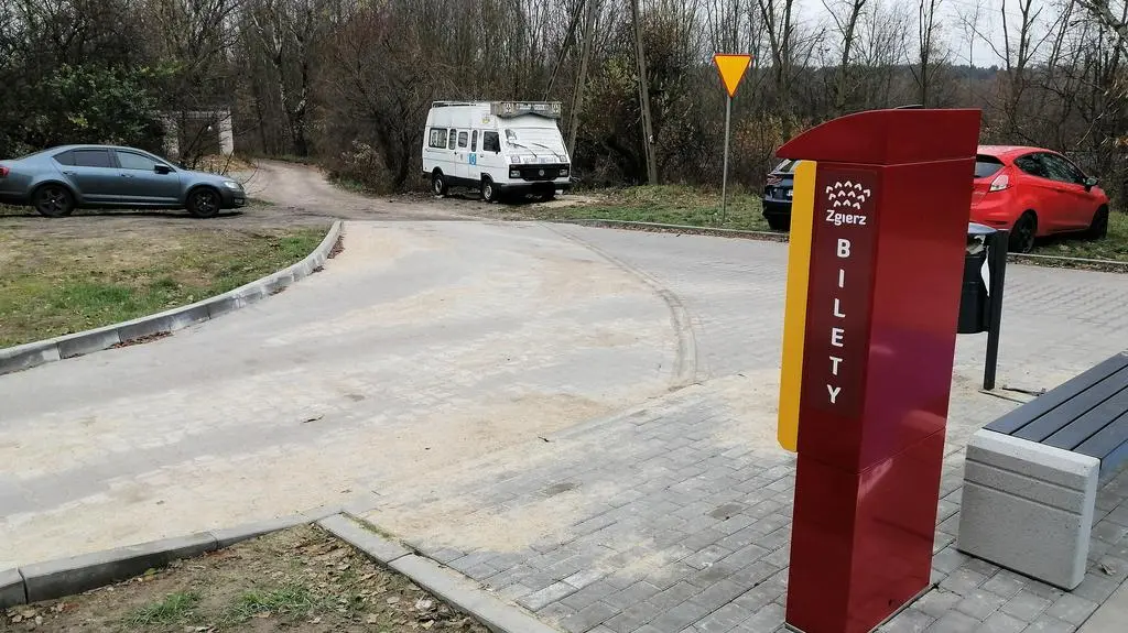 Biletomat za blokami, 400 metrów od przystanku