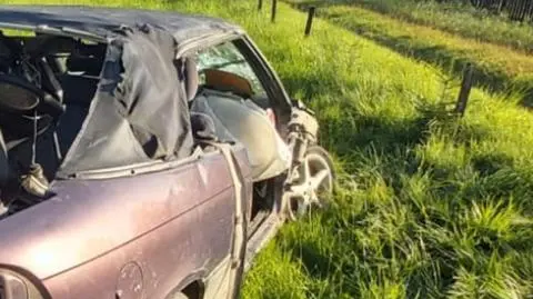 Samochodem bez drzwi uciekał przed policją. Próbował zepchnąć radiowóz, sam uderzył w płot cmentarza