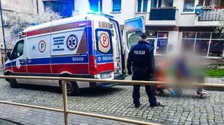 69-latek leżał na podłodze w mieszkaniu kilka dni