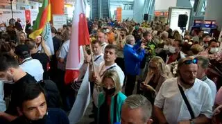 Kibice na lotnisku w Warszawie