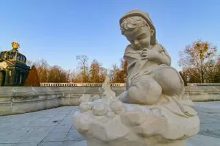 Jedna z rzeźb w ogrodzie