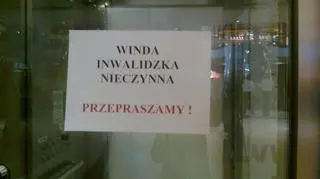 Alarmu, który niepełnosprawni naciskają w windzie, nie słyszy odpowiedzialny za to pracownik