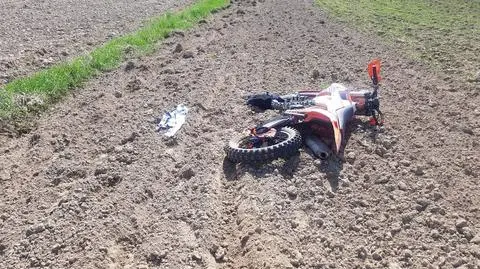 "Po polu jeżdżą crossami dwaj motocykliści i niszczą zasiewy"
