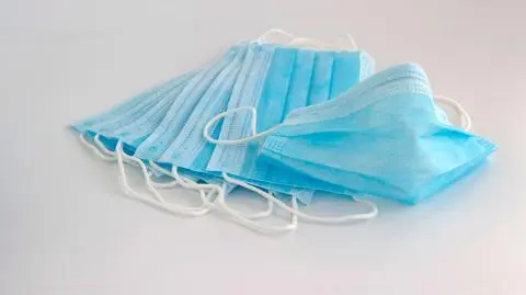 Odmówiła założenia maseczki, uderzyła policjanta drzwiami radiowozu