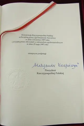 Konstytucja podpisana przez Aleksandra Kwaśniewskiego złożona w Bibliotece Narodowej