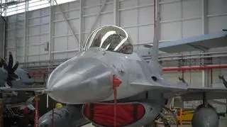 Belgijski myśliwiec F-16 w bazie lotniczej Melsbroek