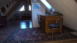 Po willi w Karczowiskach Górnych ekipę TVN24 oprowadzał prezes Fundacji Dumni z Elbląga