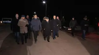 Jarosław Kaczyński i inni politycy PiS przed aresztem śledczym