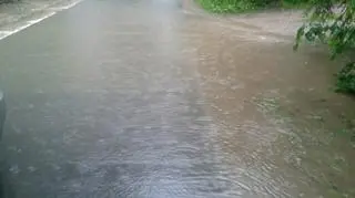 Woda zalewa też drogi na przedmieściach Jeleniej Góry
