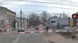 Pieszą na przejeździe kolejowym uderzył w głowę szlaban