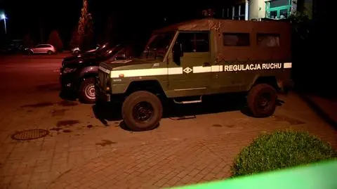 Grupa migrantów, w tym kobieta w ciąży, w ośrodku w Narewce