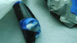 Funkcjonariusz dostrzegł pakunek oklejony taśmą 