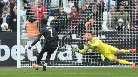 Fabiański zatrzymał lidera
