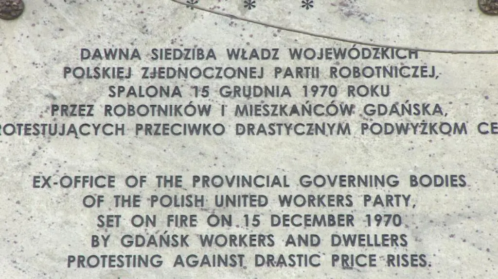Pod tablicą zapalono znicze