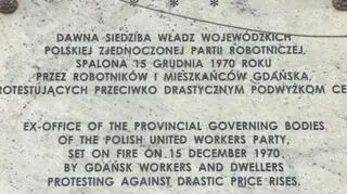 Pod tablicą zapalono znicze