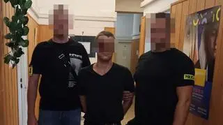 Policja zatrzymała 24-latka, który wepchnął przypadkowego przechodnia pod autobus