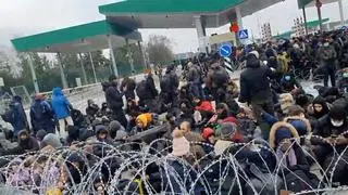 MON: coraz większe grupy migrantów są ściągane pod przejście graniczne w Kuźnicy