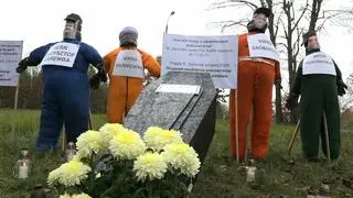 Protestujący ustawili kukły z nazwiskami polityków, którzy mieli pogrążyć przemysł stoczniowy