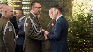Lieutenant General Tomasz Piotrowski and Defence Minister Mariusz Błaszczak shaking hands on Dec. 19, 2022. 