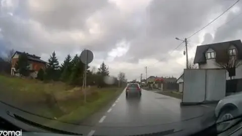Silny wiatr porwał blaszany garaż i rzucił go na drogę