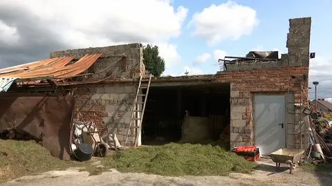 Płonęła obora z krowami i kozami. Sąsiad ratował zwierzęta, runęła na niego brama