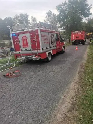 Samochód wpadł do stawu w Kuczewoli