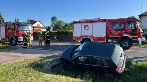 Kierował i zajmował się psem. Doszło do wypadku, małżeństwo z córką trafiło do szpitala