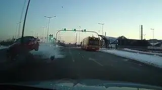 Nie dostosował prędkości i uderzył w latarnię