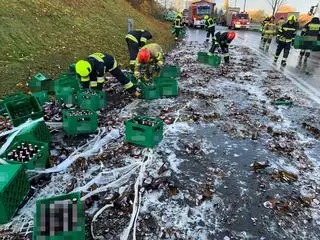 Ładunek z piwem wypadł na drogę krajową nr 10 w miejscowości Recz