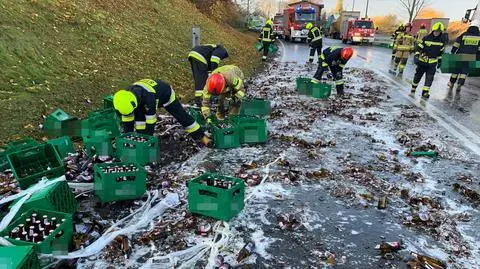Ładunek z piwem wypadł na drogę krajową nr 10 w miejscowości Recz