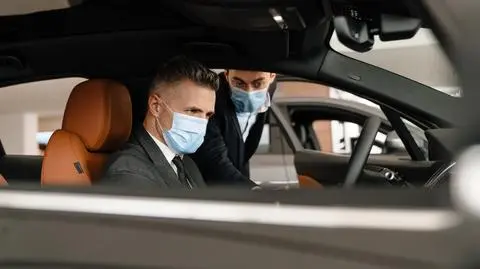 Mniejszy ruch w autosalonach. "Rynek wyhamował"