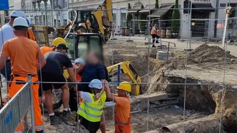 Niewidomy mężczyzna wpadł do wykopu w centrum Poznania