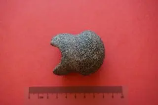 Fragment kamiennego topora ma około 5,5 cm długości 