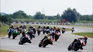Motocykliści w grupie 