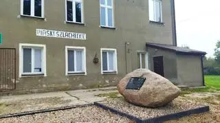 Tak wygląda pomnik Antoniego Norberta Patka, który stanął przed remizą we wsi Piaski Szlacheckie