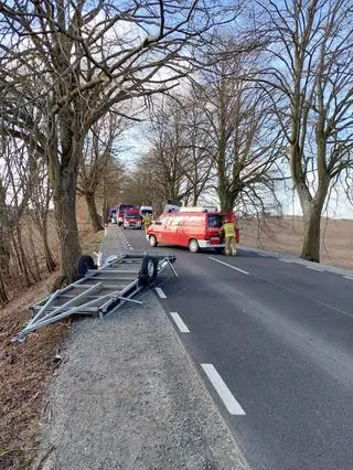 Od auta odczepiła się przyczepka reklamowa