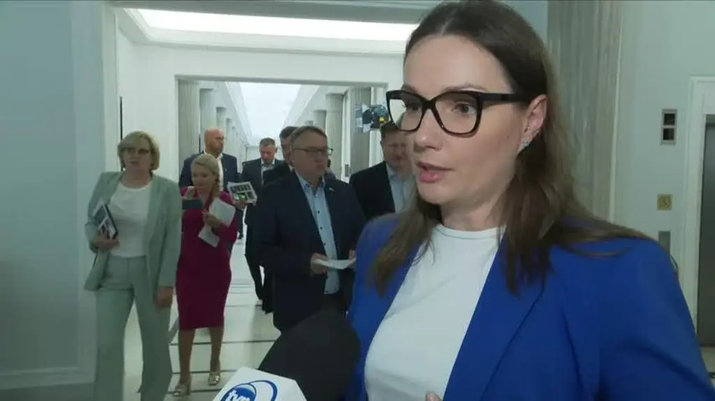 posłanka w niebieskim