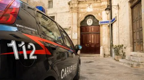 policja włoska włochy apulia carabinieri italia shutterstock_2081970739