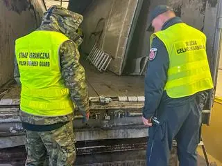 Białoruskie papierosy były ukryte w naczepie ciężarówki pod torfem