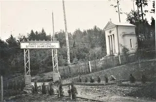 Oddziały niemieckie zniszczyły w 1940 roku mauzoleum. Deski z napisem "Żwirki i Wigury start do wieczności” udało się ukryć