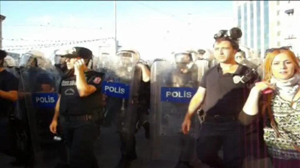 Tłumy policji