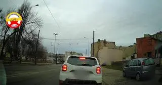 Stali w korku, on pojechał chodnikiem. Wszystko nagrał inny kierowca