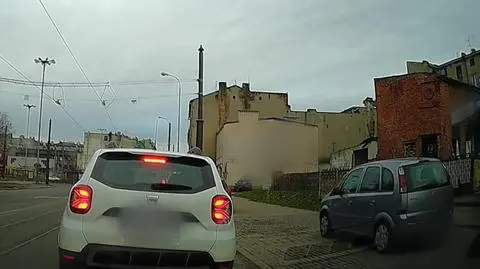 Wyprzedzał sznur samochodów jadąc chodnikiem