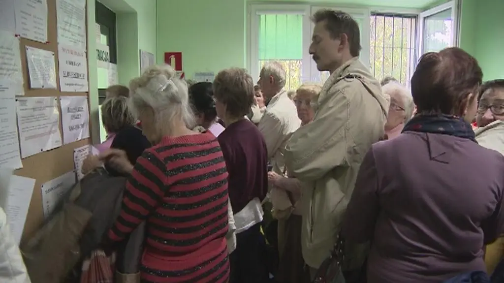 Pacjenci w olbrzymich kolejkach