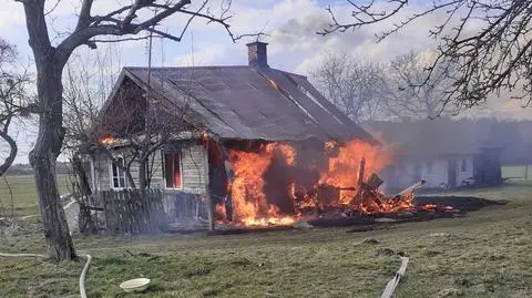Drewniany dom stanął w ogniu. Dwie osoby nie żyją