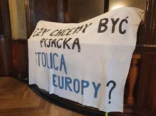 Transparenty mieszkańców podczas sesji Rady Miasta Krakowa