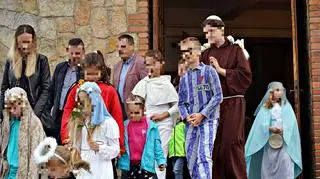Dzieci przebrały się za świętych Kościoła katolickiego