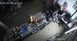 Włamywacz przeskoczył przez sklepową ladę