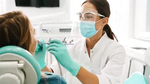 Należy dbać o zęby i regularnie chodzić do dentysty 