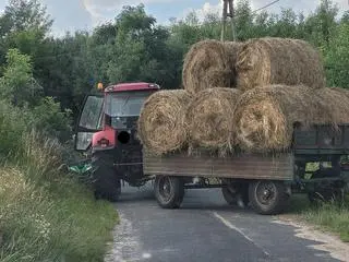 Kierowca ciągnika wyjeżdżał z pola